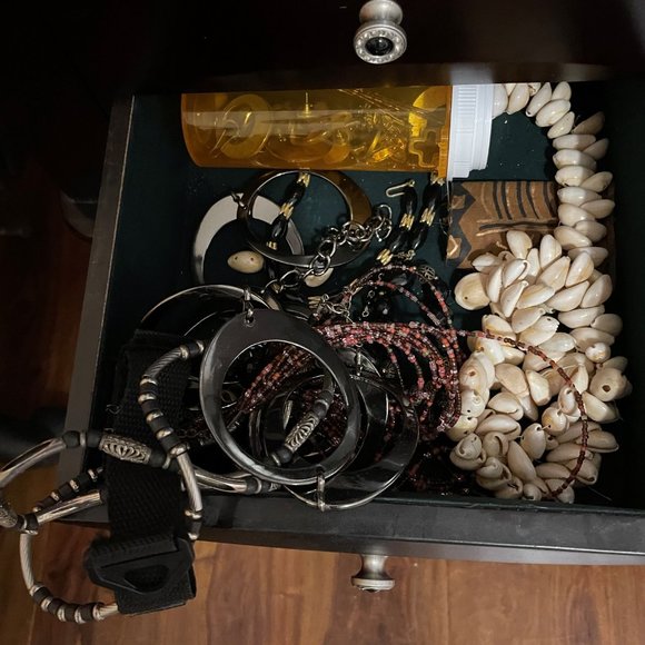 Assorted items. - Picture 4 of 10